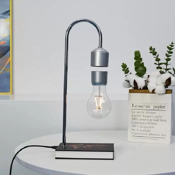 nastolnaya levitiruyushchaya lampa lampochka tsvet serebro