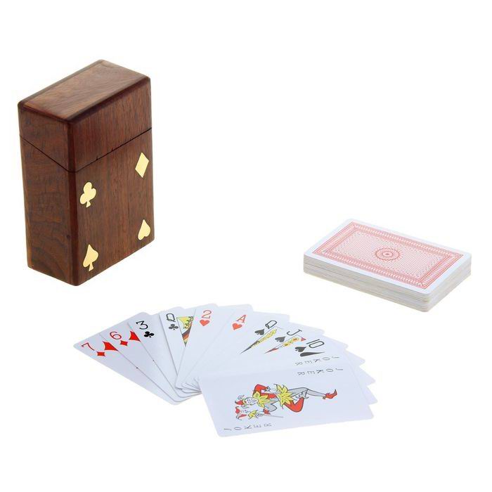 Игральные карты в деревянной шкатулке фото