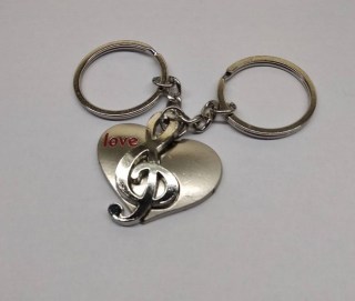 Брелок для двоих «Love» со скрипичным ключом купить