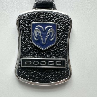 Брелок для ключей с маркой автомобиля «DODGE» фото