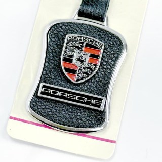 Брелок для ключей с маркой автомобиля «Porsche» фото