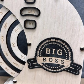 Деревянный вечный календарь «BIG BOSS» светлый фото
