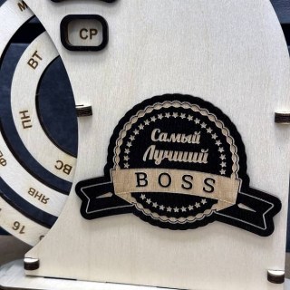 Деревянный вечный календарь «Лучший BOSS» светлый фото