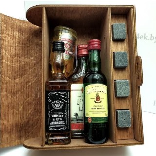 Коробка для бутылки «С днем защитника отечества!» фото
