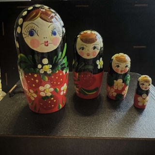 Матрешка «Земляничка» черный платочек 4 куклы купить