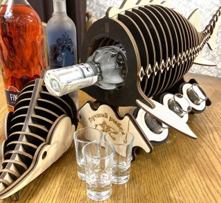 Мини-бар рыба осётр «Лучший рыбак» с комплектом рюмок купить