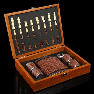 Подарочный игровой набор с фляжкой «Chess» в шкатулке купить